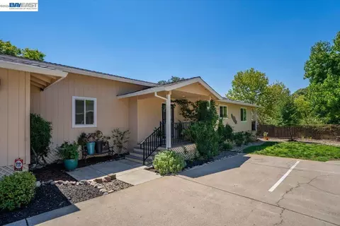 Exterior - 2584 Reservoir Ln, Redding, CA 96002 photo 7 of 19