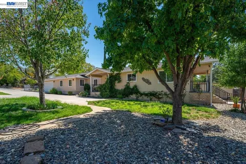 Exterior - 2584 Reservoir Ln, Redding, CA 96002 photo 10 of 19