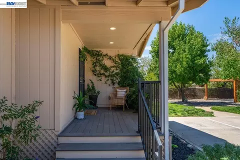 Exterior - 2584 Reservoir Ln, Redding, CA 96002 photo 8 of 19