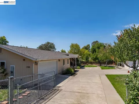Exterior - 2584 Reservoir Ln, Redding, CA 96002 photo 18 of 19