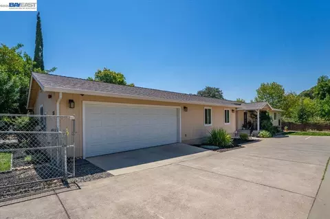 Exterior - 2584 Reservoir Ln, Redding, CA 96002 photo 15 of 19