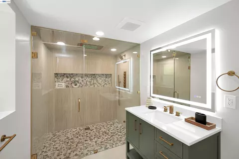 Bath - 483 Boynton Ave, Berkeley, CA 94707 photo 2 of 6