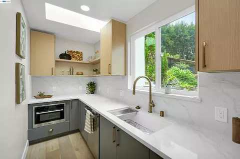 Kitchen - 483 Boynton Ave, Berkeley, CA 94707 photo 4 of 6