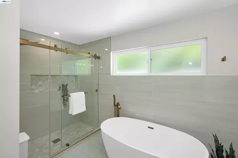 Bath - 483 Boynton Ave, Berkeley, CA 94707 photo 4 of 6