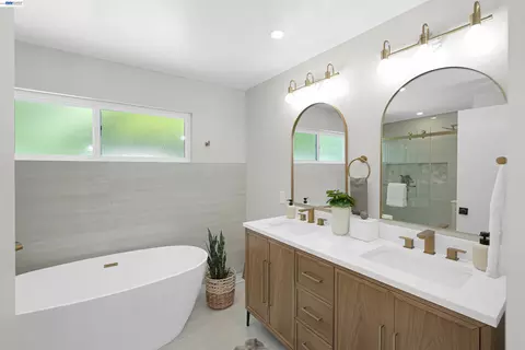 Bath - 483 Boynton Ave, Berkeley, CA 94707 photo 3 of 6