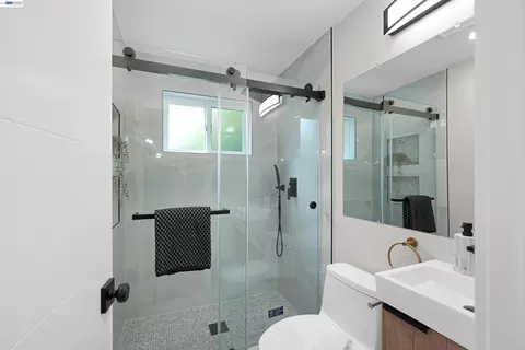 Bath - 483 Boynton Ave, Berkeley, CA 94707 photo 5 of 6