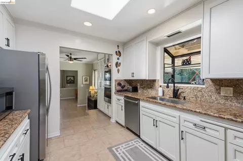 Kitchen - 5075 Alhambra Valley Rd, Martinez, CA 94553 photo 2 of 3