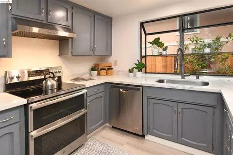 Kitchen - 533 Eagle Nest Dr, Martinez, CA 94553 photo 1 of 4