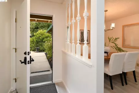 Entry Way - 533 Eagle Nest Dr, Martinez, CA 94553 photo 2 of 3