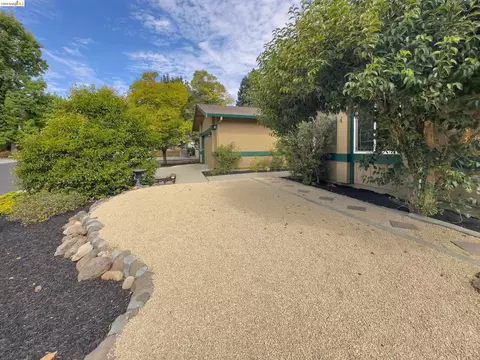 Exterior - 533 Eagle Nest Dr, Martinez, CA 94553 photo 7 of 20