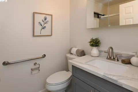 Bath - 533 Eagle Nest Dr, Martinez, CA 94553 photo 1 of 6