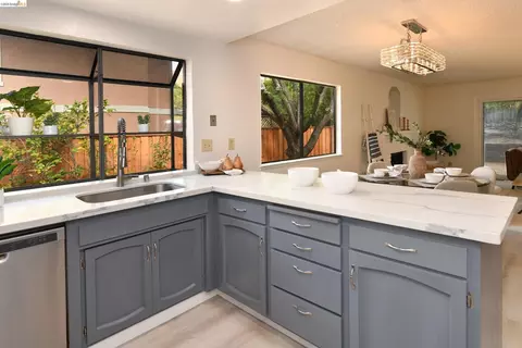 Kitchen - 533 Eagle Nest Dr, Martinez, CA 94553 photo 3 of 4