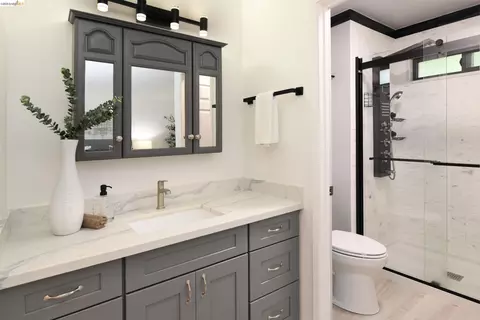 Bath - 533 Eagle Nest Dr, Martinez, CA 94553 photo 4 of 6