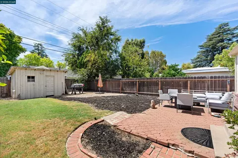 Exterior - 606 W Turner Rd, Lodi, CA 95240 photo 7 of 10