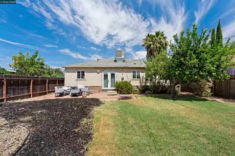 Exterior - 606 W Turner Rd, Lodi, CA 95240 photo 9 of 10