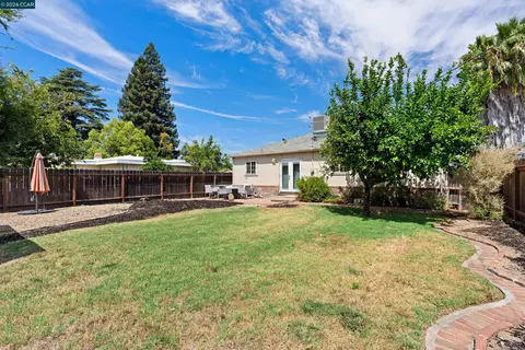 Exterior - 606 W Turner Rd, Lodi, CA 95240 photo 10 of 10