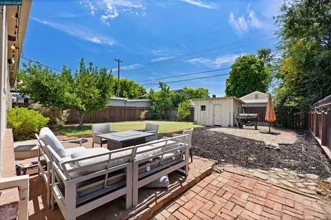 Exterior - 606 W Turner Rd, Lodi, CA 95240 photo 6 of 10