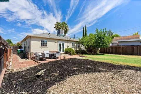 Exterior - 606 W Turner Rd, Lodi, CA 95240 photo 8 of 10
