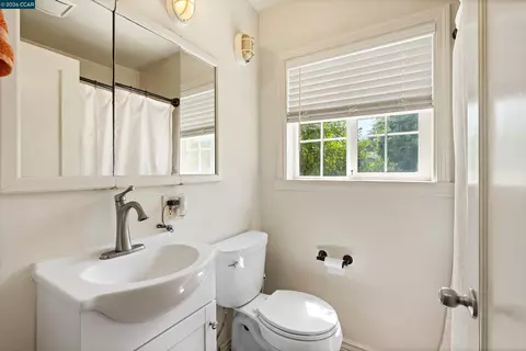 Bath - 606 W Turner Rd, Lodi, CA 95240 photo 1 of 1