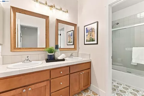 Bath - 2491 Decker Ln, Livermore, CA 94550 photo 4 of 5