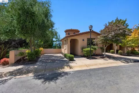 84 Siena Dr, Oakland, CA 94605