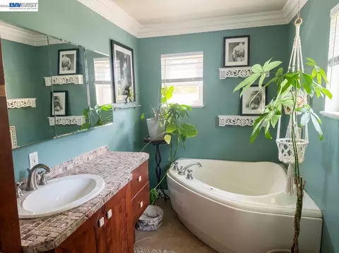 Bath - 4747 Hansen Ave, Fremont, CA 94536 photo 3 of 4