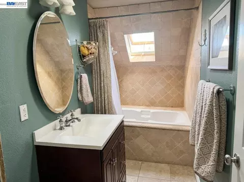 Bath - 4747 Hansen Ave, Fremont, CA 94536 photo 4 of 4