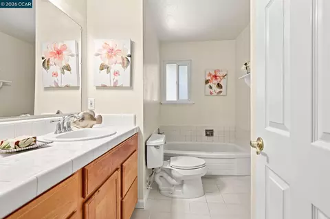 Bath - 987 Getoun Dr, Concord, CA 94518 photo 1 of 2