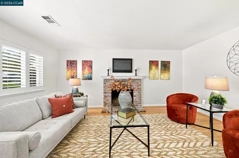 Living - 987 Getoun Dr, Concord, CA 94518 photo 2 of 4