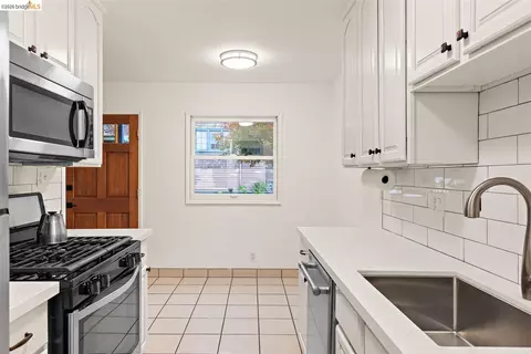 Kitchen - 2922 Hillegass Ave #B, Berkeley, CA 94705 photo 2 of 4