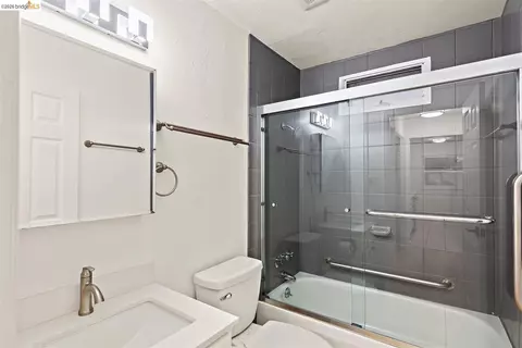 Bath - 2922 Hillegass Ave #B, Berkeley, CA 94705 photo 1 of 2