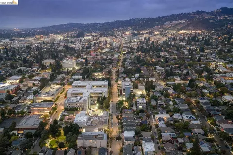 View/Area - 2922 Hillegass Ave #B, Berkeley, CA 94705 photo 3 of 11