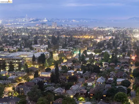 View/Area - 2922 Hillegass Ave #B, Berkeley, CA 94705 photo 10 of 11