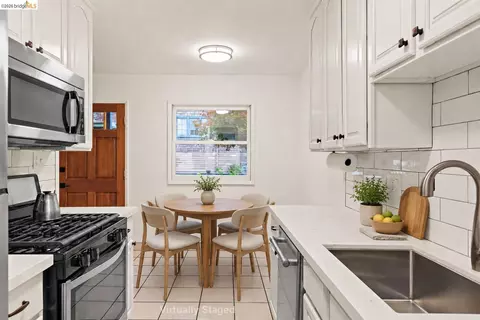 Kitchen - 2922 Hillegass Ave #B, Berkeley, CA 94705 photo 3 of 4