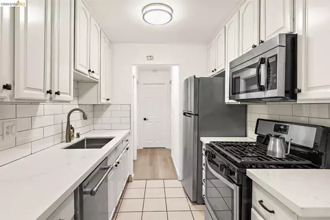 Kitchen - 2922 Hillegass Ave #B, Berkeley, CA 94705 photo 4 of 4