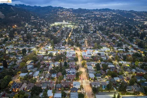 View/Area - 2922 Hillegass Ave #B, Berkeley, CA 94705 photo 5 of 11