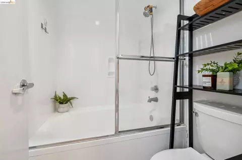 Bath - 255 Florence Ct, Hercules, CA 94547 photo 3 of 5
