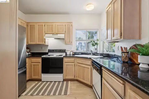 Kitchen - 255 Florence Ct, Hercules, CA 94547 photo 3 of 4