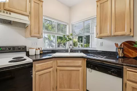 Kitchen - 255 Florence Ct, Hercules, CA 94547 photo 2 of 4