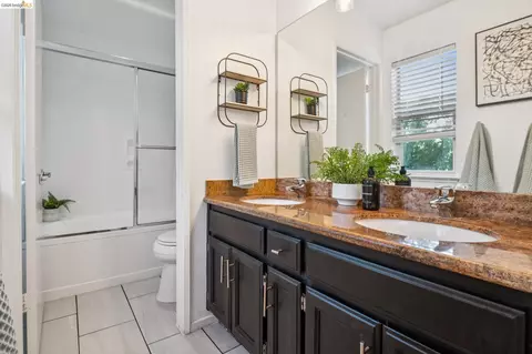 Bath - 255 Florence Ct, Hercules, CA 94547 photo 2 of 5