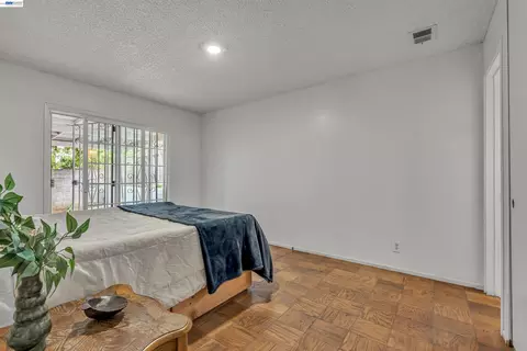 Bedroom - 713 Falcon Dr, Vallejo, CA 94589 photo 3 of 7