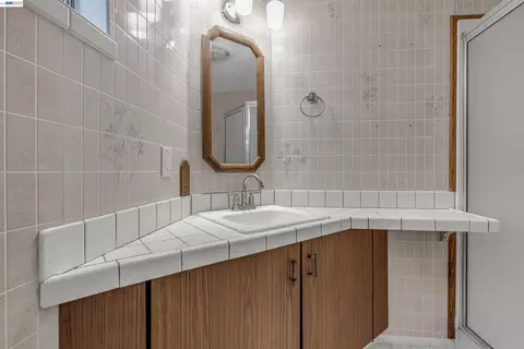 Bath - 713 Falcon Dr, Vallejo, CA 94589 photo 1 of 3