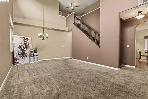 Living - 1164 Legend Cir, Vallejo, CA 94591 photo 2 of 4