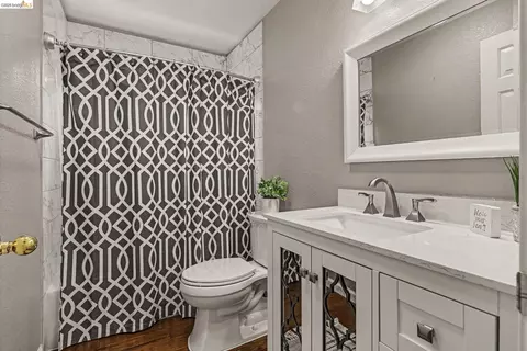 Bath - 1164 Legend Cir, Vallejo, CA 94591 photo 2 of 4