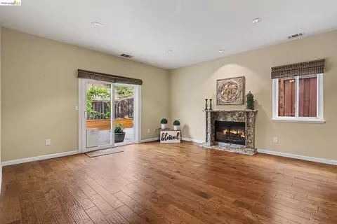 Living - 1164 Legend Cir, Vallejo, CA 94591 photo 1 of 4