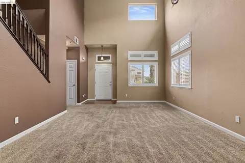 Living - 1164 Legend Cir, Vallejo, CA 94591 photo 4 of 4