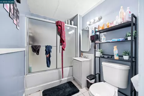 Bath - 231 Tennessee St, Vallejo, CA 94590 photo 1 of 2