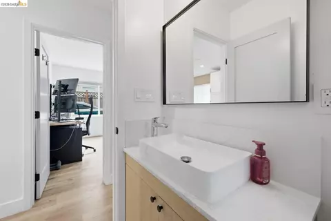 Bath - 1519 Fairview St #2, Berkeley, CA 94703 photo 2 of 5