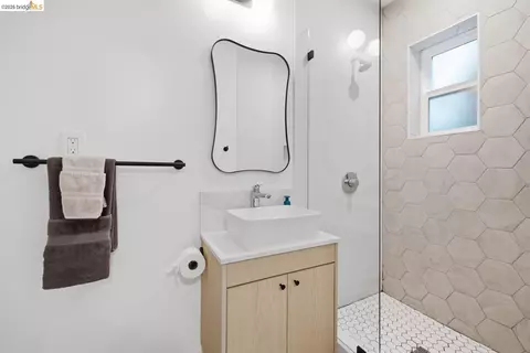 Bath - 1519 Fairview St #2, Berkeley, CA 94703 photo 3 of 5