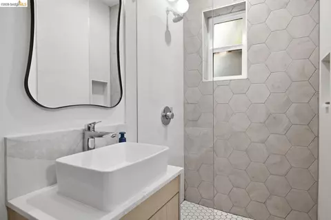 Bath - 1519 Fairview St #2, Berkeley, CA 94703 photo 4 of 5